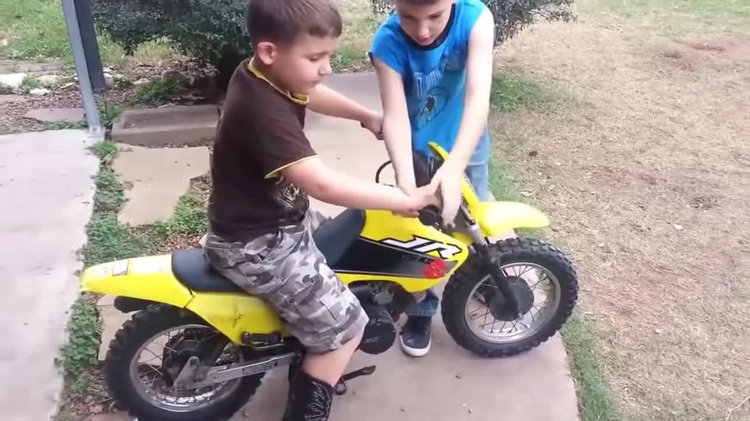 ⁣Funny motorcycles of kids fails😢😢😢👌